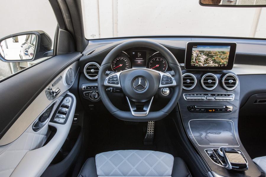 Торпедо Mercedes-Benz GLC250 4Matic AMG Line Coupe 2016 года  (фото 23 из 32)